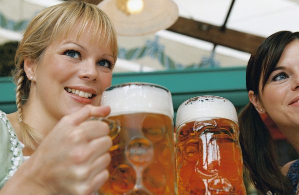 Tanzen auf einer Bierbank kann Dienst sein