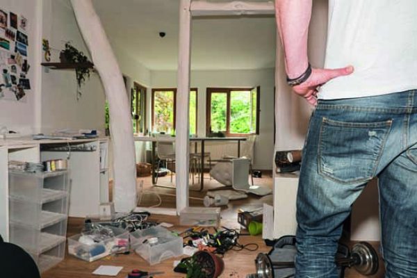 Nach Einbruch: Polizei und Versicherung informieren