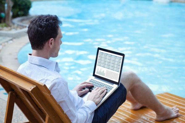 Erreichbarkeit der Mitarbeiter im Urlaub richtig regeln